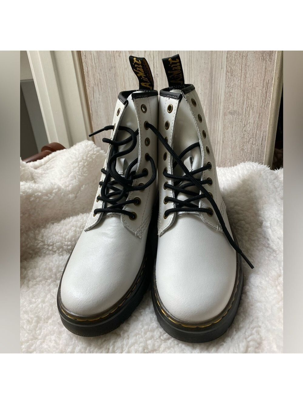 NWT Dr Martens Women's Patent Leather Boots - Picture 1 of 6